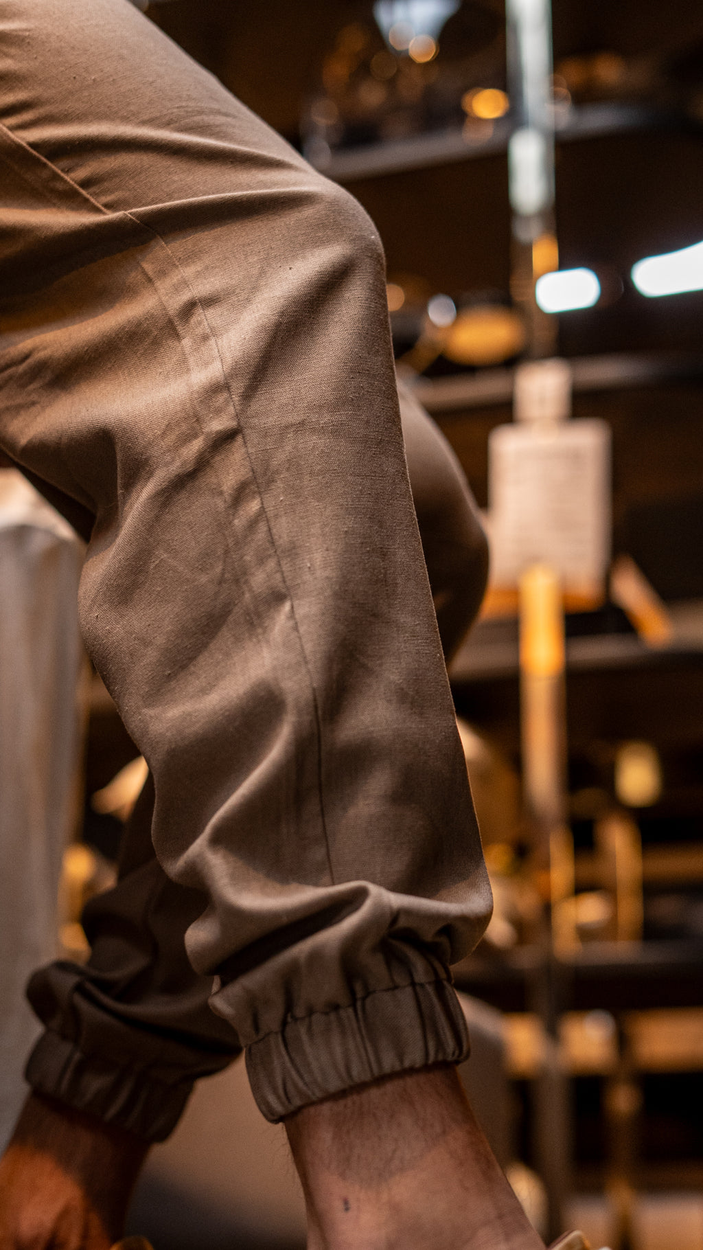 Pantalon de lino tierra con bajo elastico