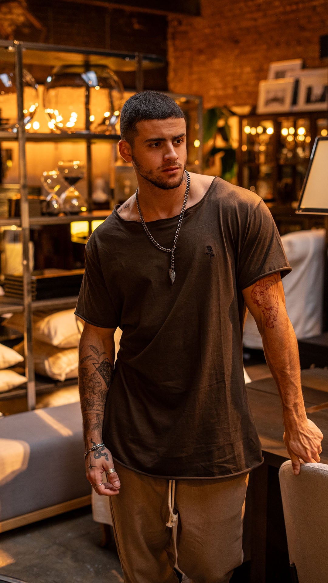 Camiseta Ibiza cuello amplio || Chocolate