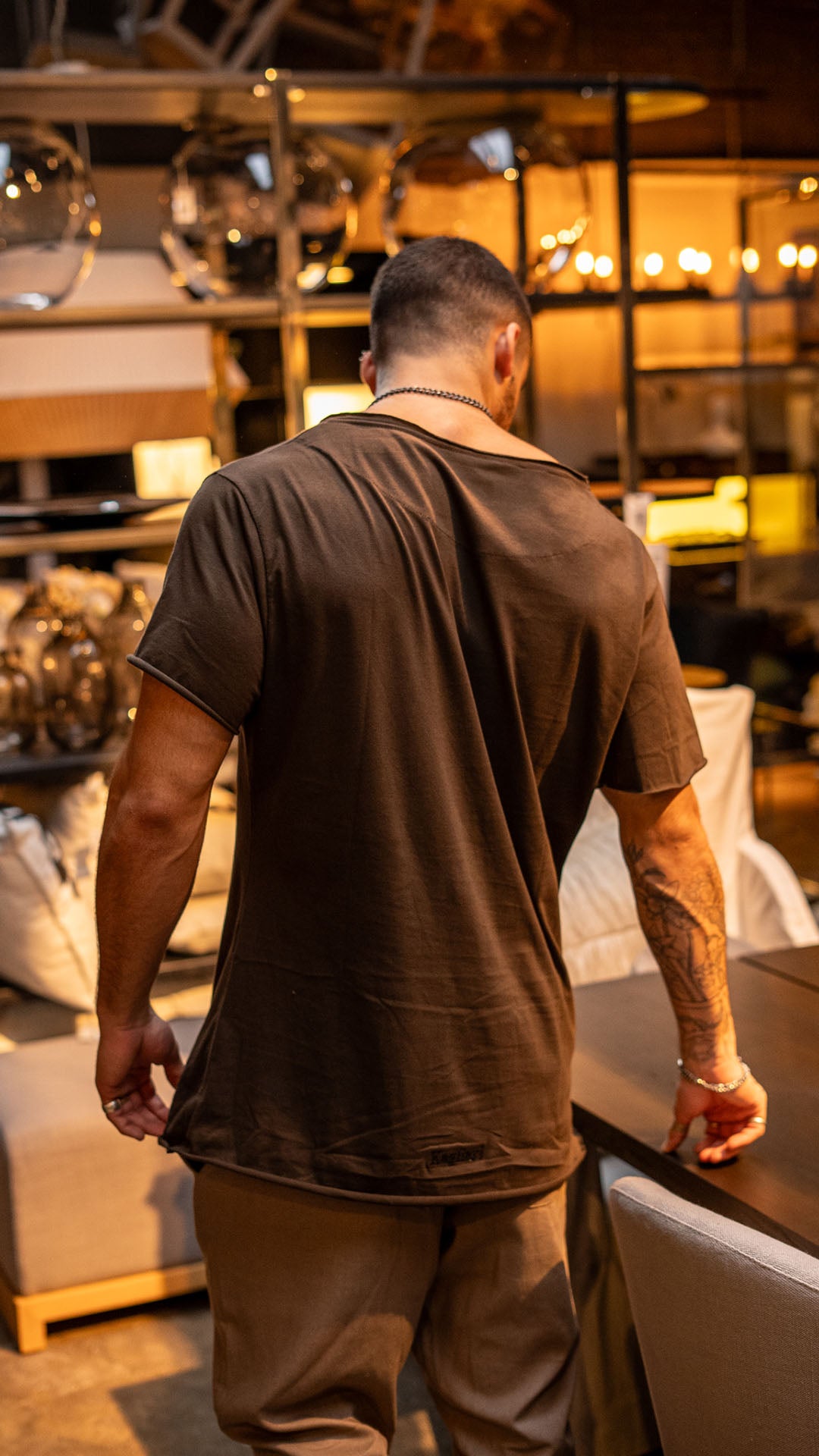 Camiseta Ibiza cuello amplio || Chocolate