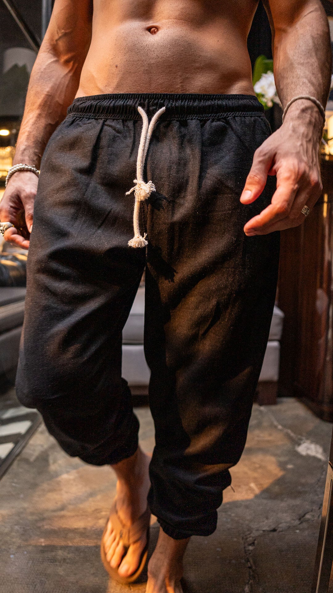 Pantalon de lino black con bajo elastico