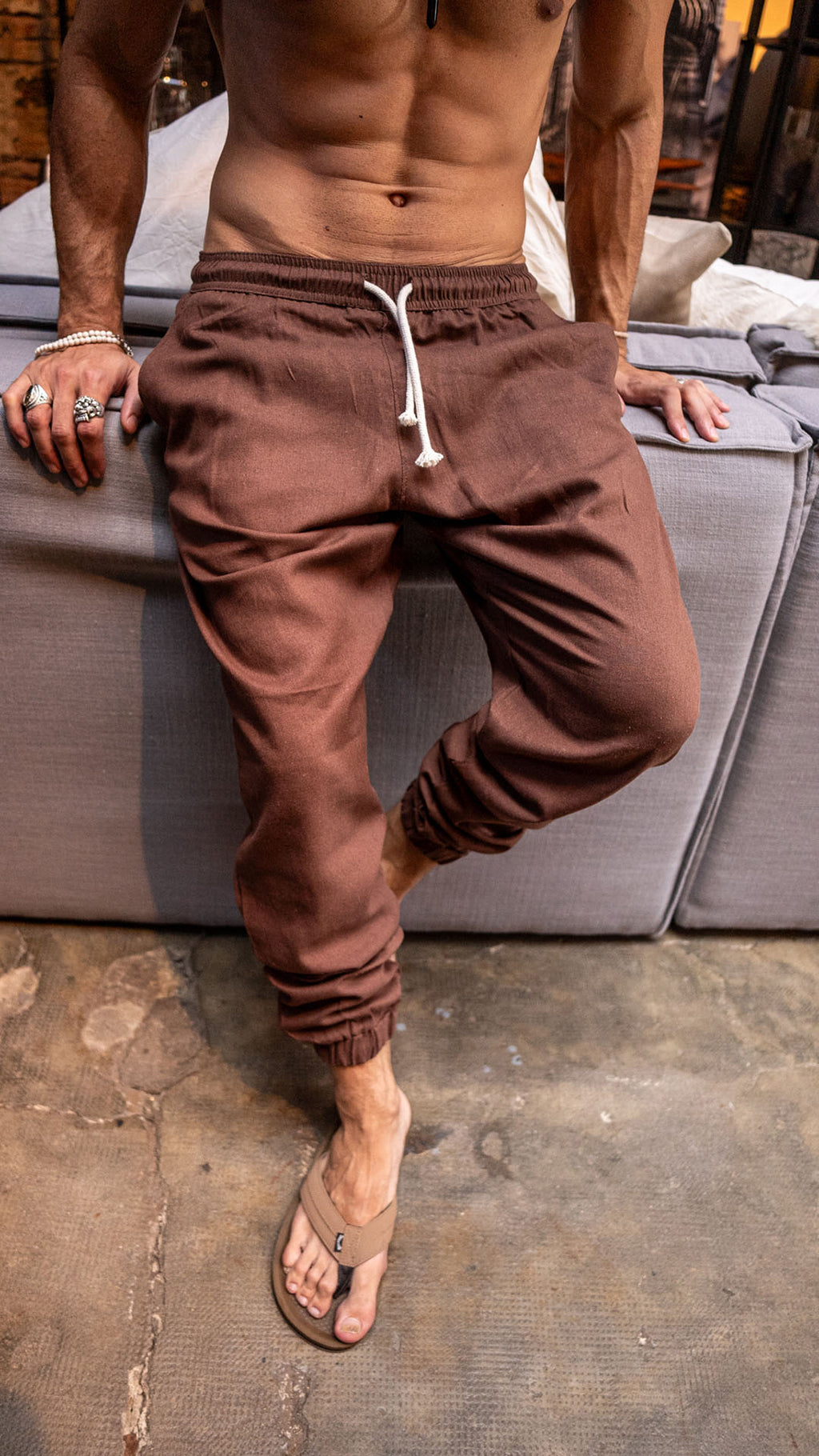 Pantalon de lino chocolate con bajo elastico
