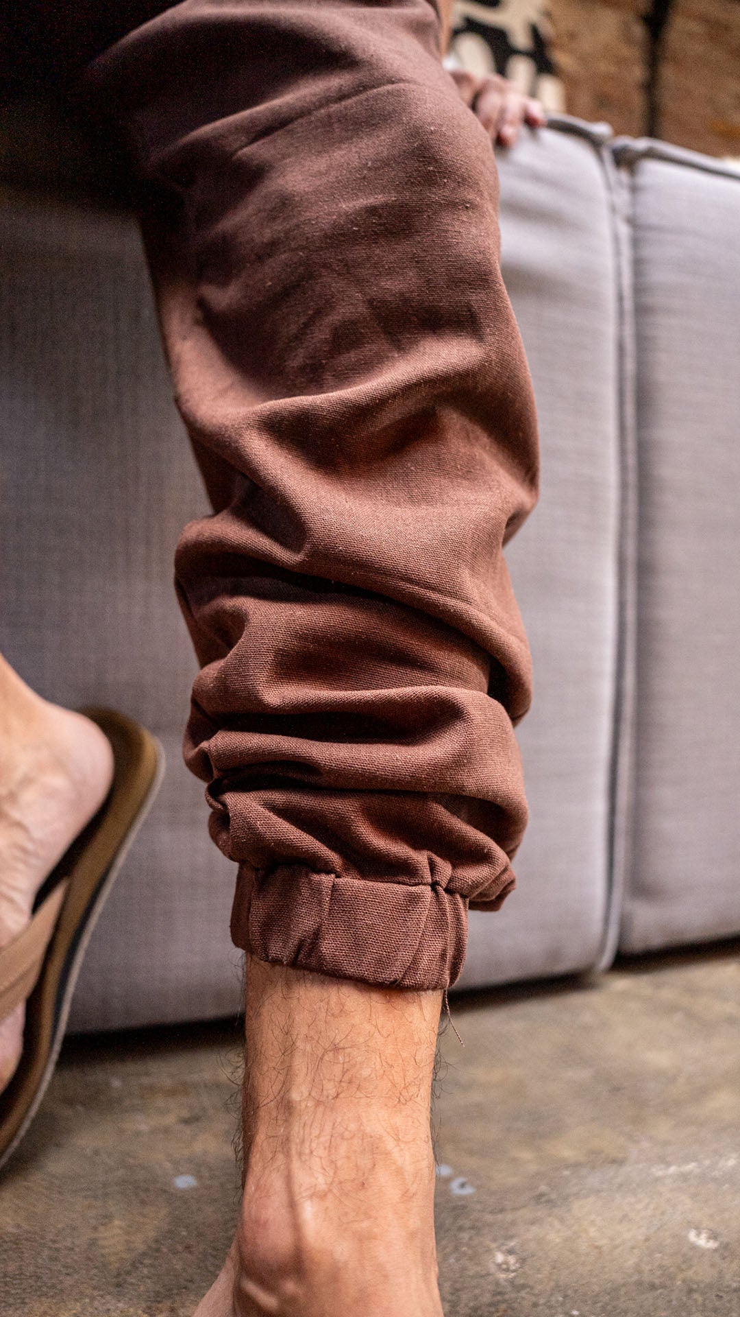 Pantalon de lino chocolate con bajo elastico